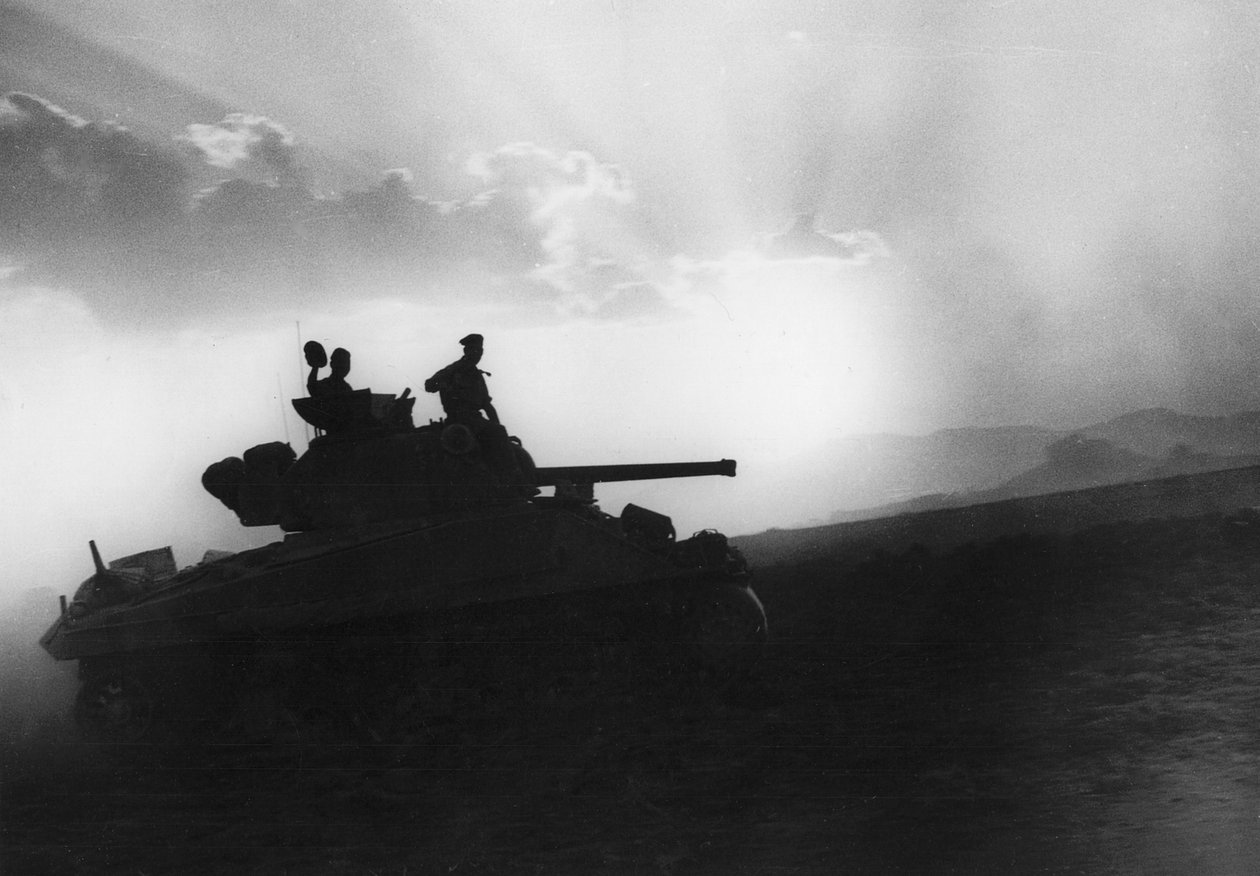 रैम्का, सिसिली के रास्ते में टैंकों का एक स्क्वाड्रन, 10 जुलाई 1943 द्वारा अज्ञात