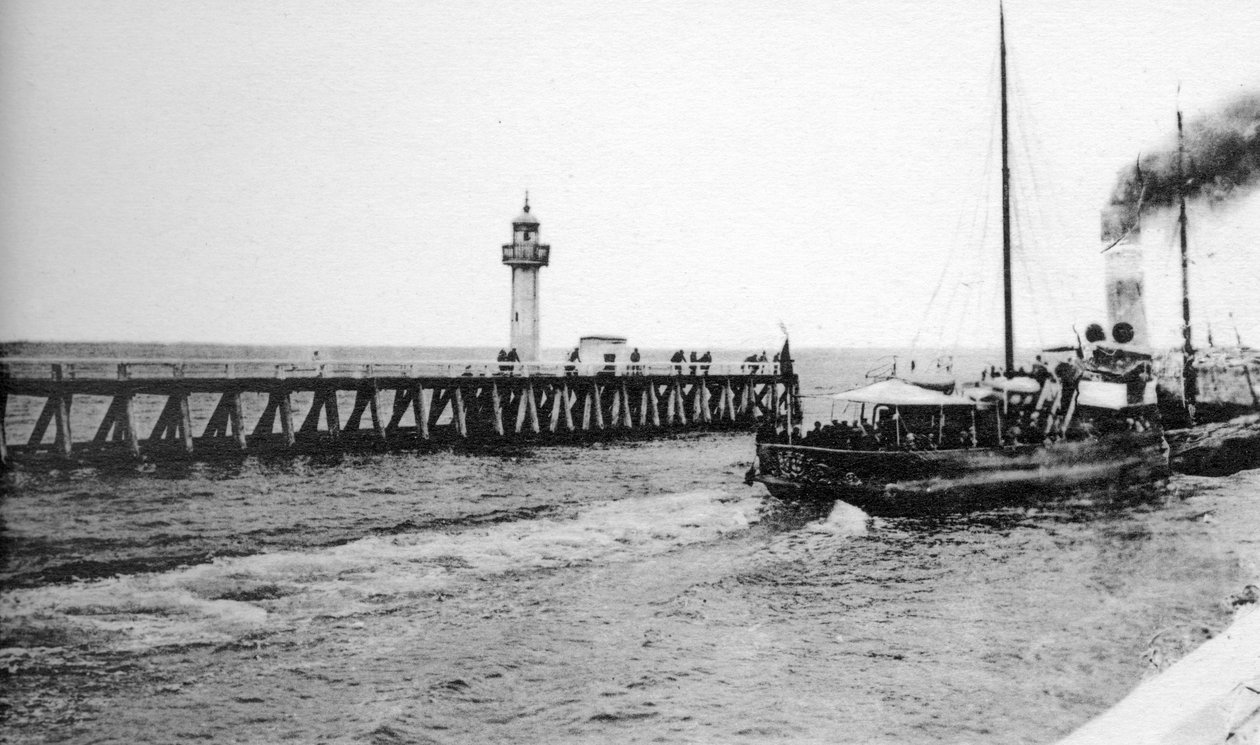 फ्रांस के ले हावरे के लिए ट्राउविल से प्रस्थान करने वाला स्टीमर, c1920s द्वारा अज्ञात