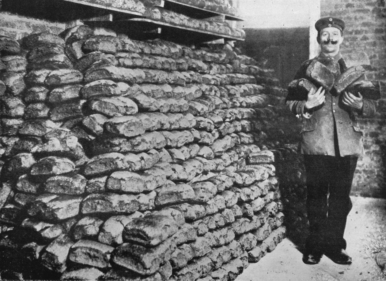 जर्मन सैनिकों के लिए युद्ध की रोटी का एक स्टोर, 1915 द्वारा अज्ञात