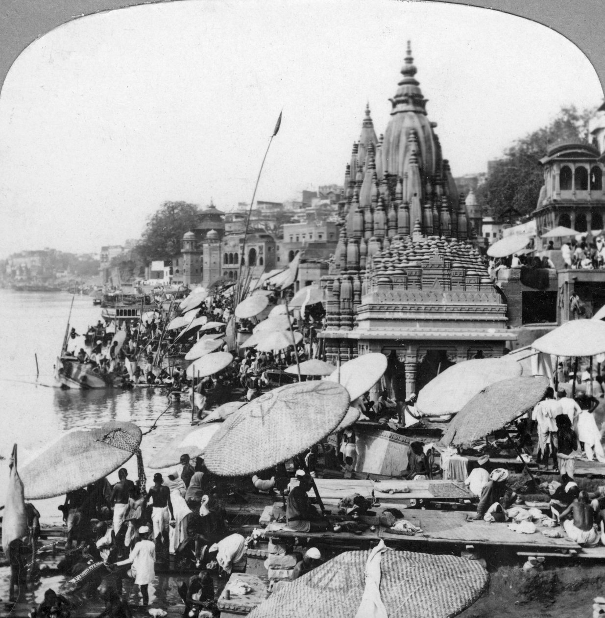 1900 के दशक में बनारस वाराणसी, भारत में गंगा पर एक मंदिर और घाट द्वारा अज्ञात