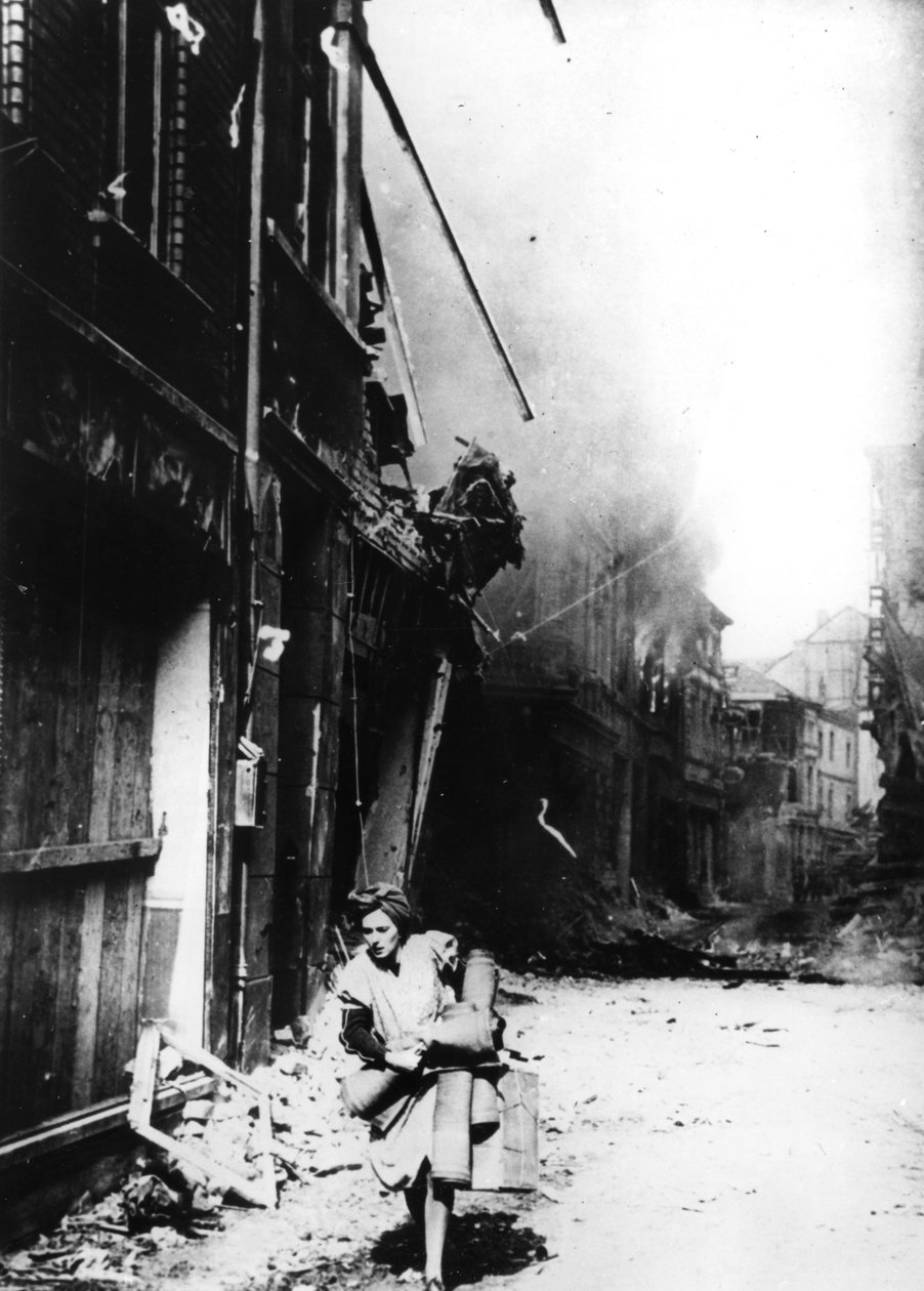 जर्मनी की एक बमबारी वाली गली में अपने जलते हुए घर को छोड़कर एक महिला, 1945 द्वारा अज्ञात