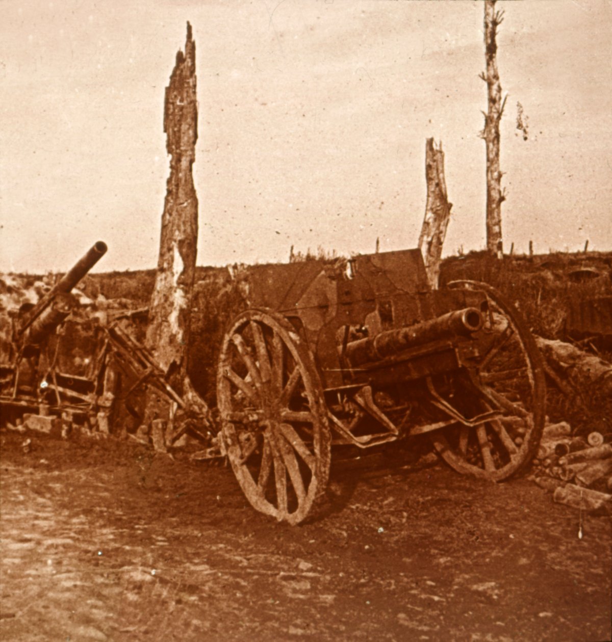 परित्यक्त तोपें, c1914-c1918 द्वारा अज्ञात