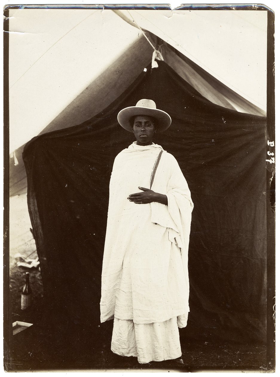 एबिसिनियन महिला, c.1910 (जिलेटिन सिल्वर प्रिंट) द्वारा अज्ञात