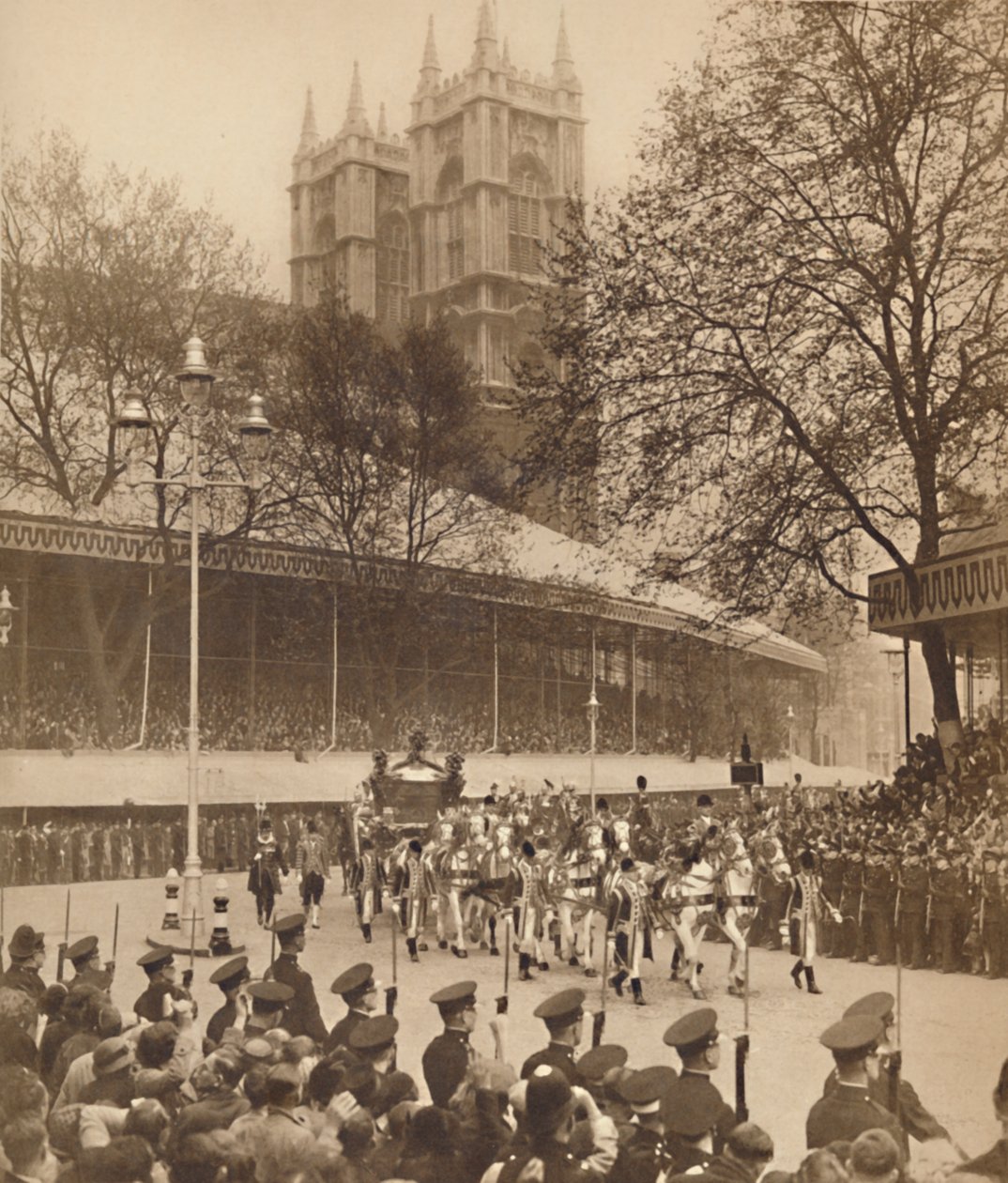 वेस्टमिंस्टर में हजारों द्वारा प्रशंसित, 12 मई 1937 द्वारा अज्ञात