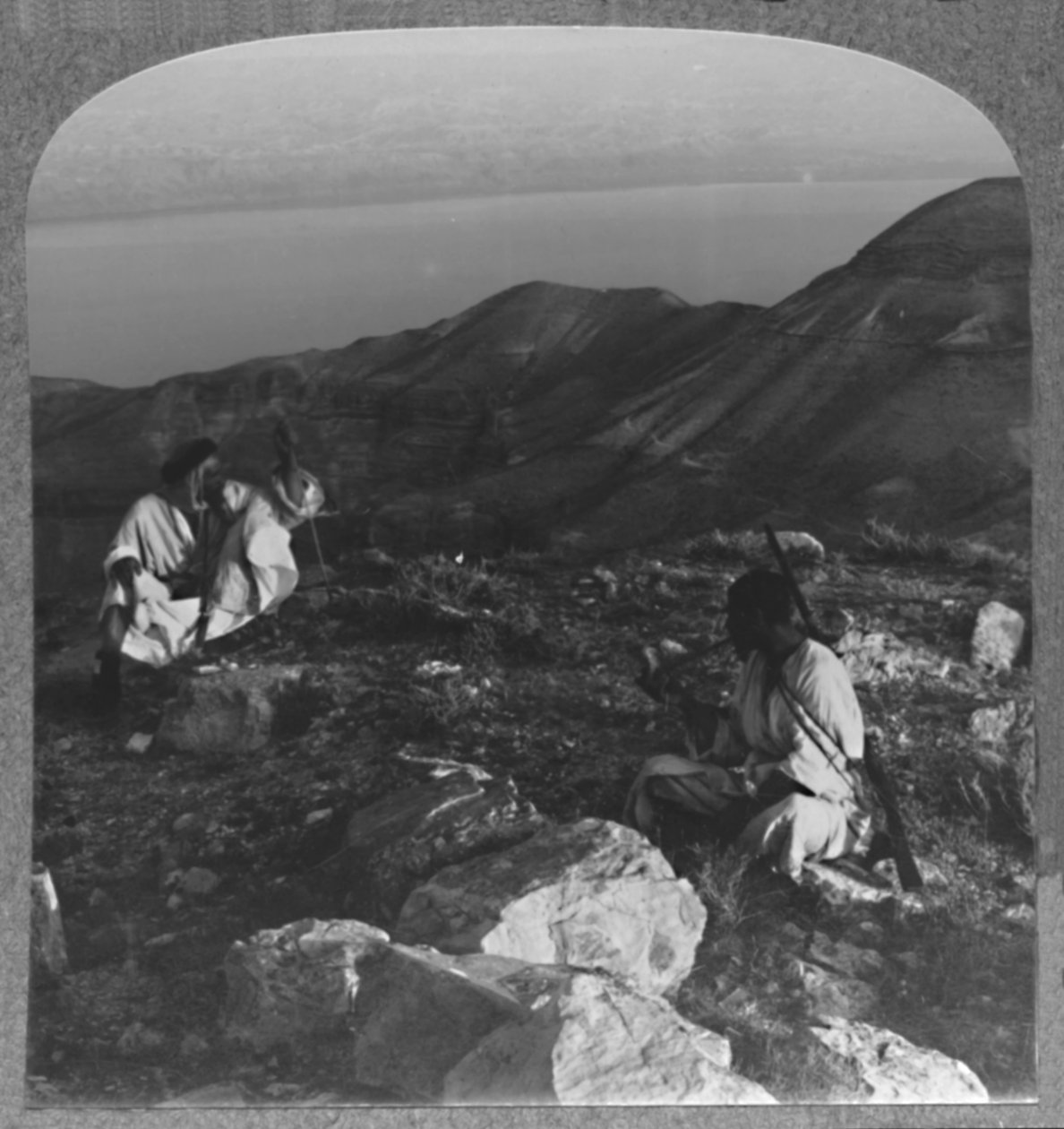 मचेरस से मृत सागर के पार, c1900 द्वारा अज्ञात