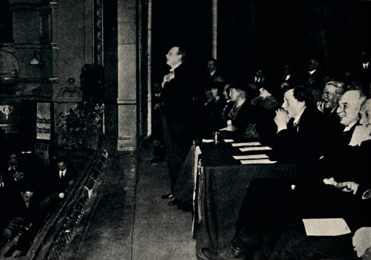 1924, 1945 में फिन्सबरी पार्क में एक सार्वजनिक सभा को संबोधित करते हुए। द्वारा अज्ञात