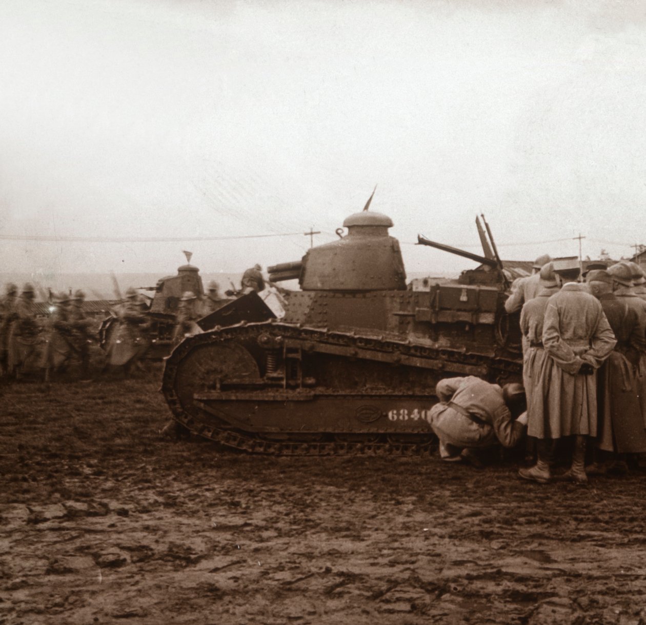 टैंक के साथ आगे बढ़ना, c1914-c1918 द्वारा अज्ञात