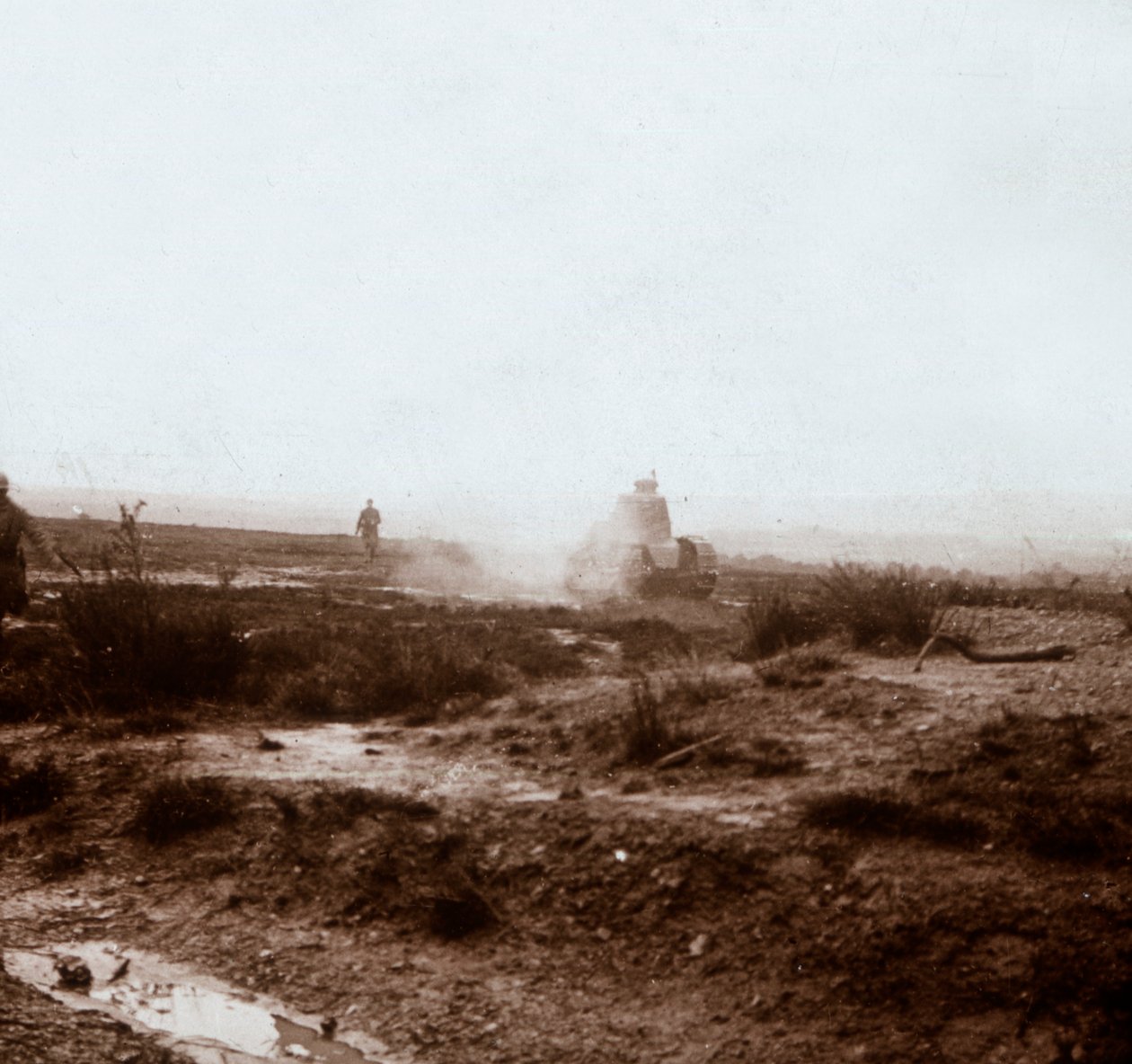 टैंक के साथ आगे बढ़ना, c1914-c1918 द्वारा अज्ञात