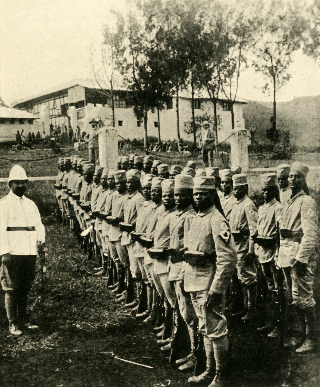 जर्मनी के लिए लड़ रहे अफ्रीकी सैनिक, प्रथम विश्व युद्ध, 1914, c1920। द्वारा अज्ञात