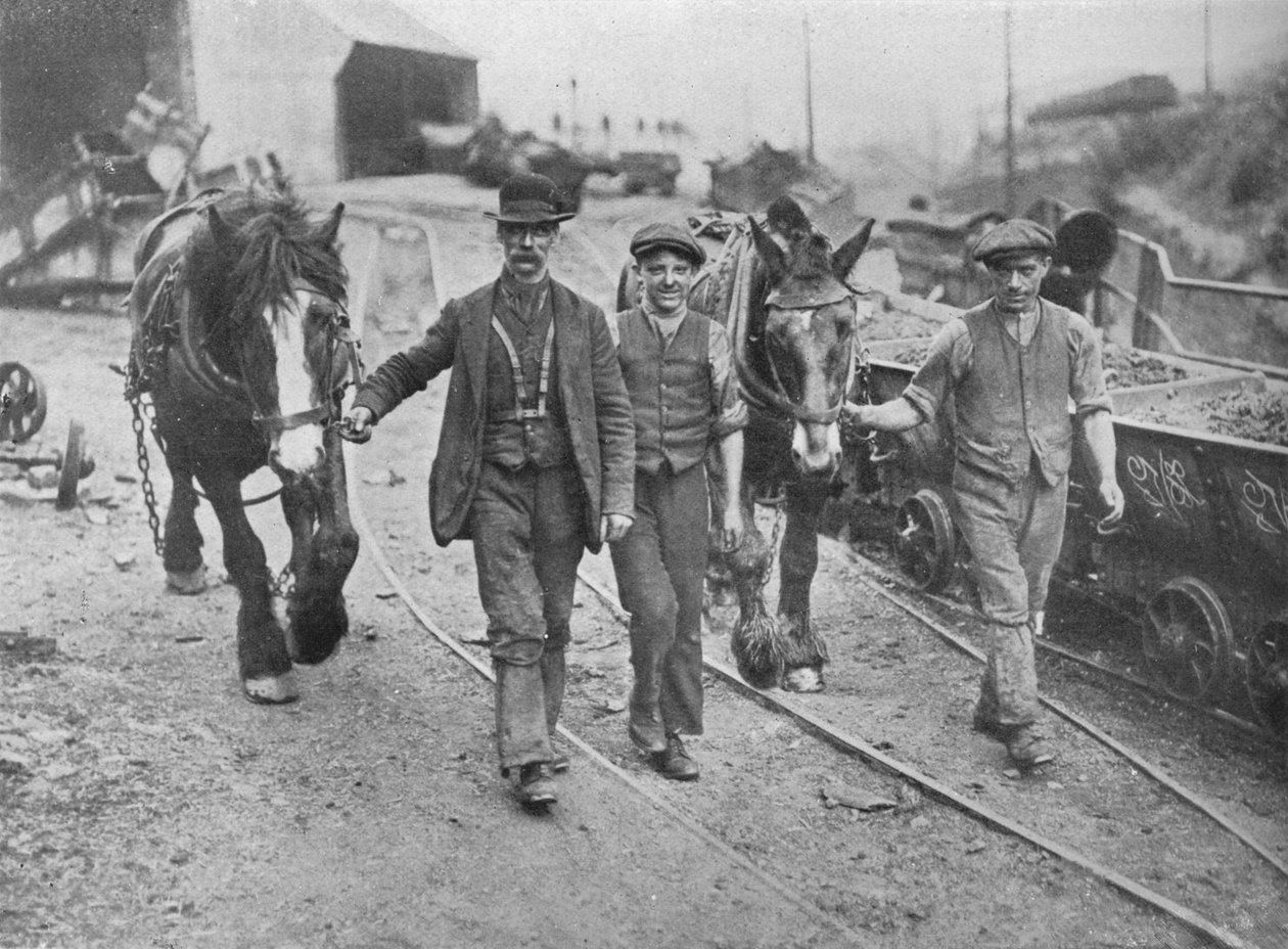समझौता के बाद: खनिक अपने पोनी को वापस गड्ढे, 1915 में ले जा रहे थे द्वारा अज्ञात