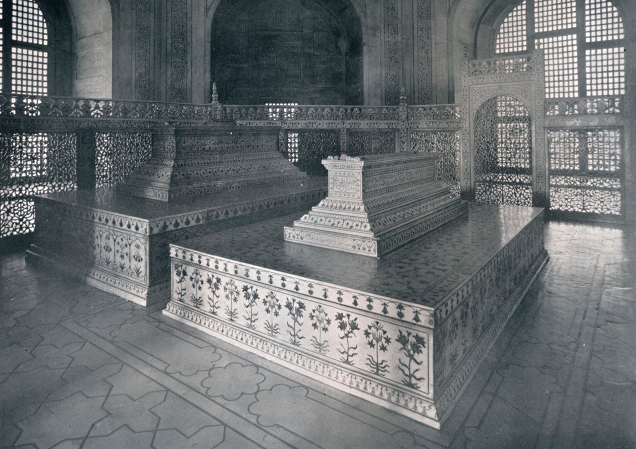आगरा, ताज में मुमताज़-ए-महल और शाहजहाँ के मकबरे, c1920। द्वारा अज्ञात