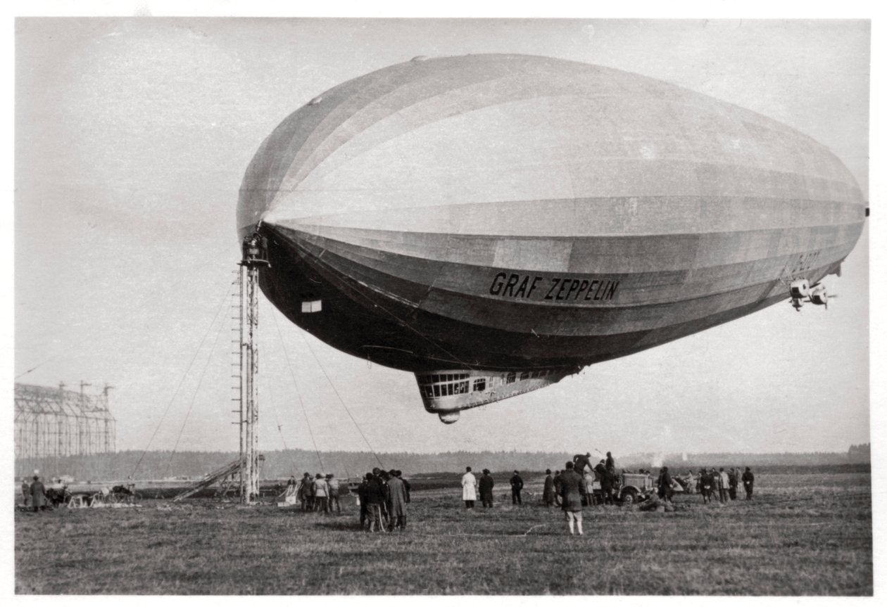 हवाई जहाज LZ127 ग्राफ ज़ेपेलिन ने 1933 में जर्मनी के लोवेनेंटल में मौर्य किया द्वारा अज्ञात