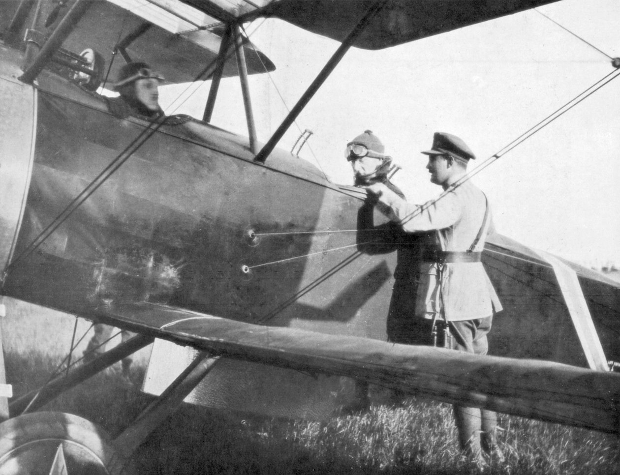 बेल्जियम के अल्बर्ट I, विमान द्वारा यसर की तर्ज पर जाने के लिए, c1917 द्वारा अज्ञात