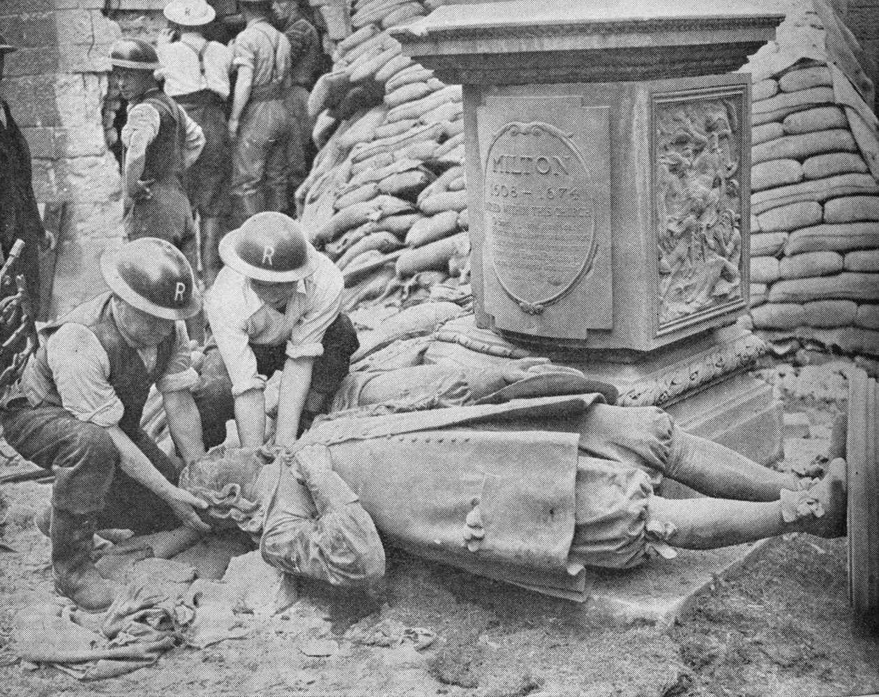 ऑल नाइट रेड ऑन ब्रिटेंस कैपिटल - स्टैच्यू ऑफ जॉन मिल्टन, 1940, 1940 द्वारा अज्ञात