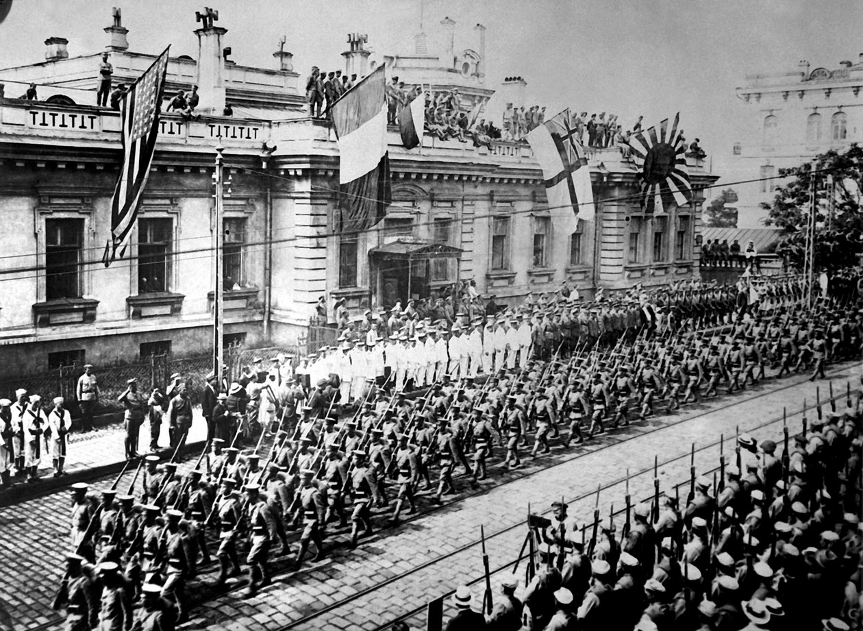 सितंबर 1918 में रूस के व्लादिवोस्तोक में संबद्ध सैनिक और नाविक द्वारा अज्ञात