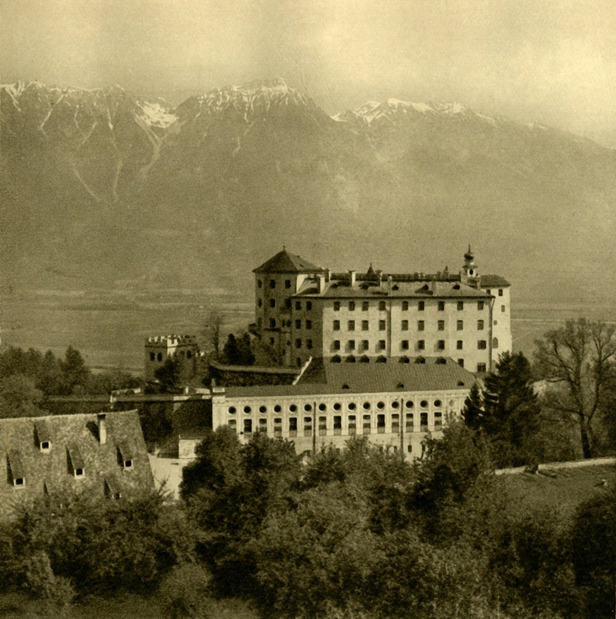 अम्ब्रास कैसल, इन्सब्रुक, टायरॉल, ऑस्ट्रिया, c1935। द्वारा अज्ञात