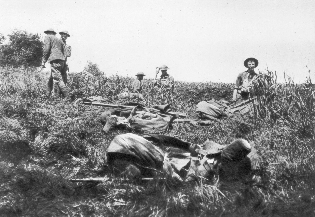 1 मार्च, 1918 को अमेरिकी मरीन ने खाई खोदते हुए, लुसी-ले-बोकाज, फ्रांस द्वारा अज्ञात