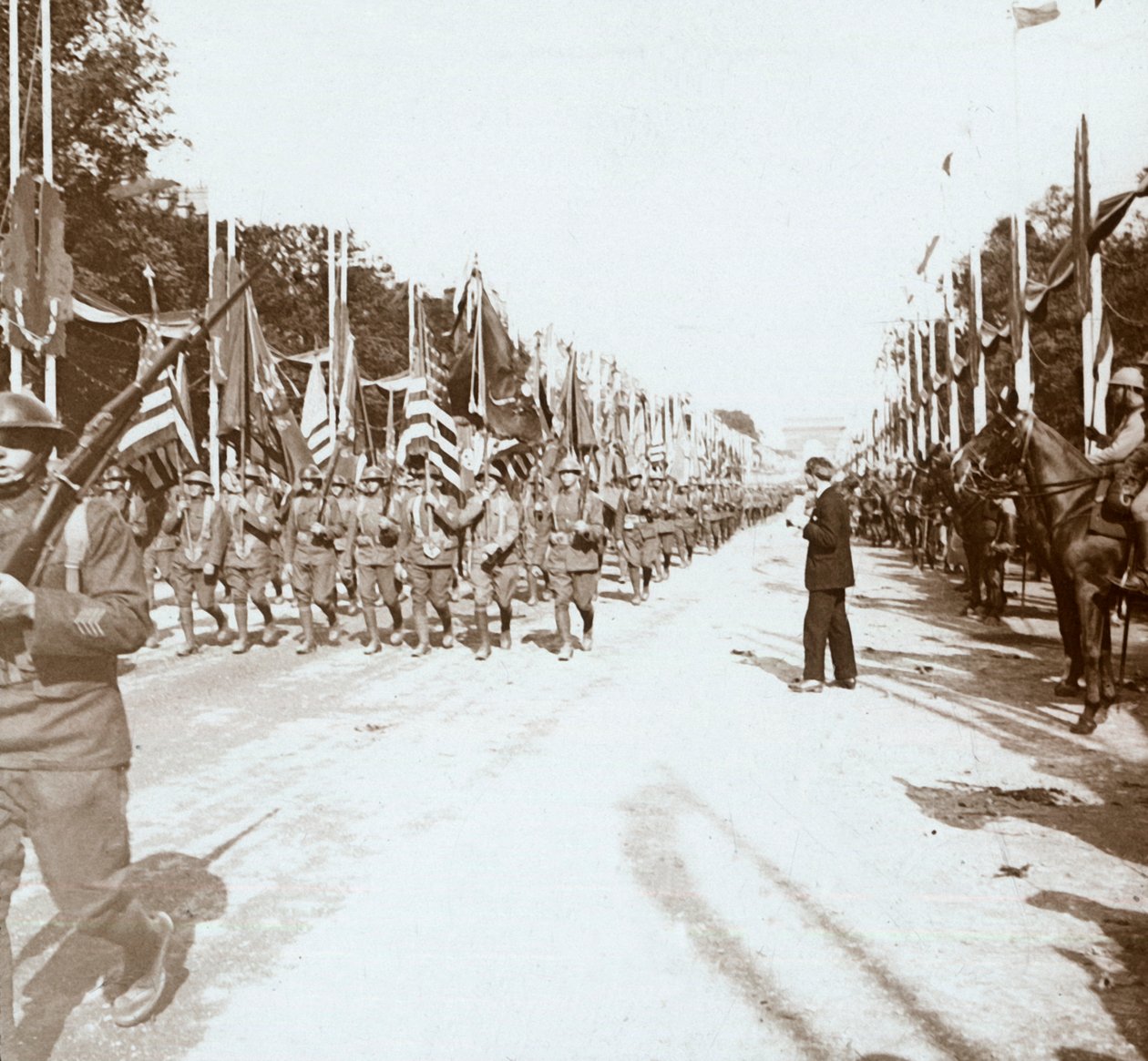 विजय परेड, पेरिस, फ्रांस में मार्च करते अमेरिकी सैनिक, c1918-c1919 द्वारा अज्ञात