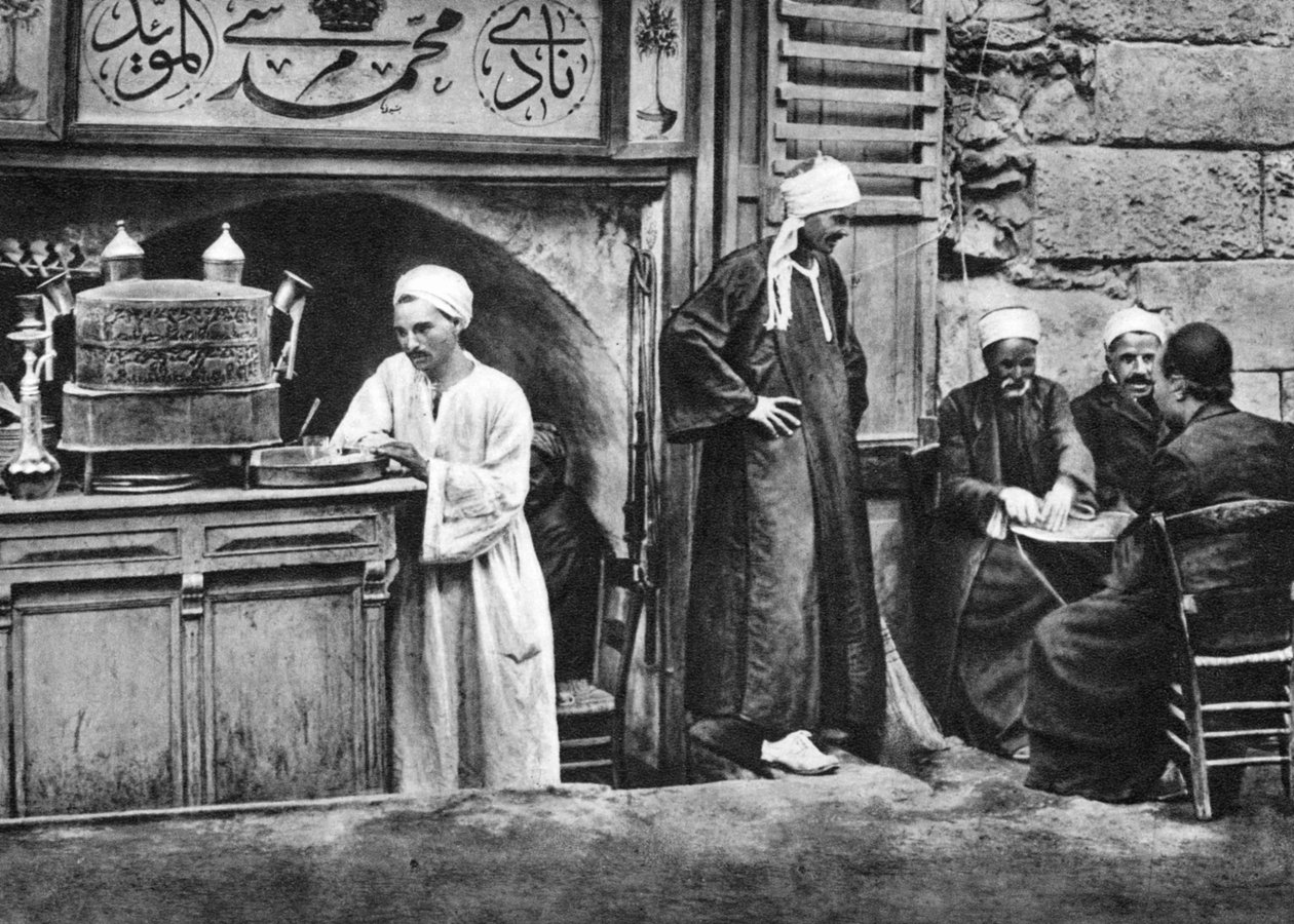 एक अरब कॉफी हाउस, काहिरा, मिस्र, c1920s द्वारा अज्ञात