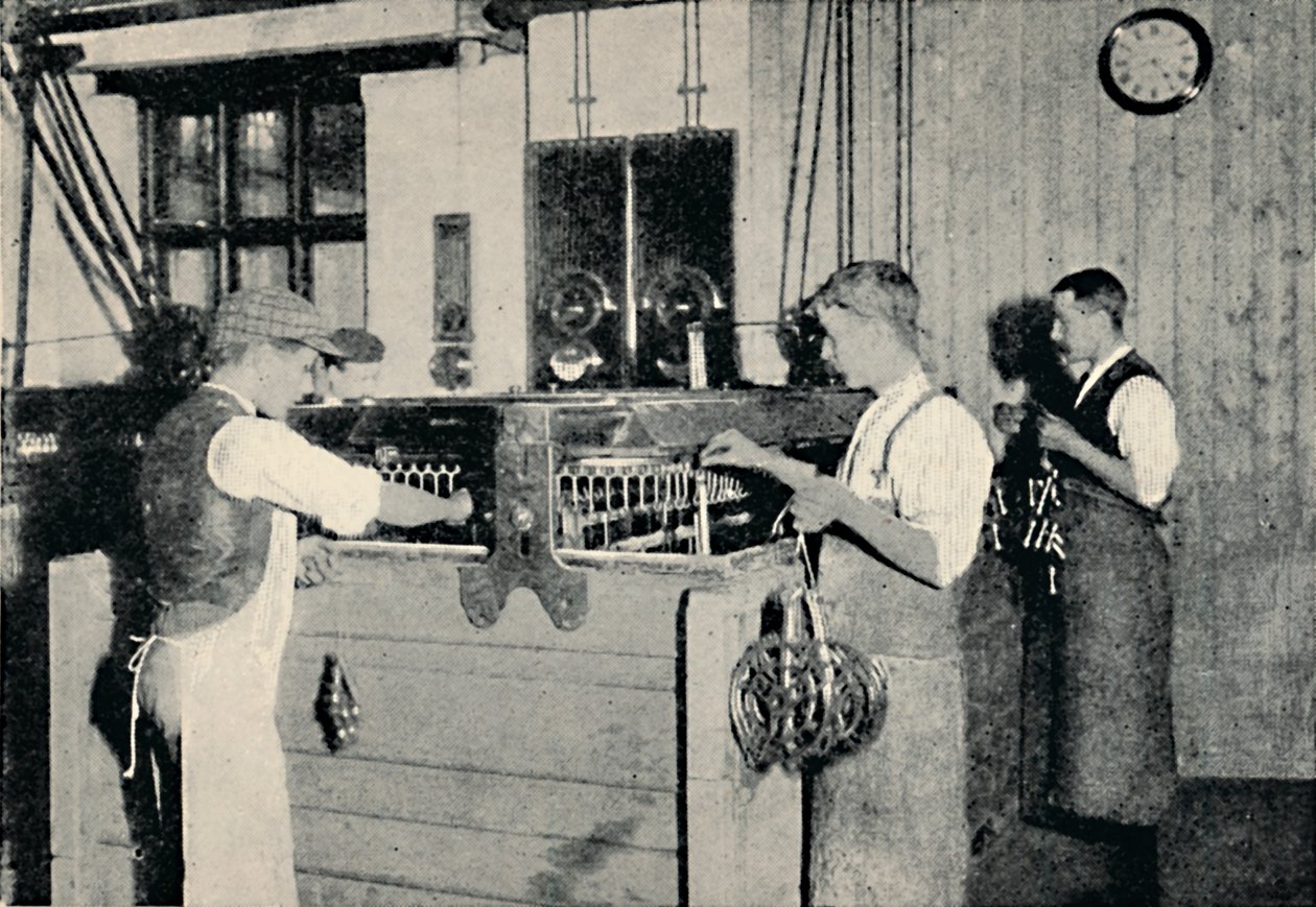 एक इलेक्ट्रोप्लेटिंग आउटफिट, c1917 द्वारा अज्ञात