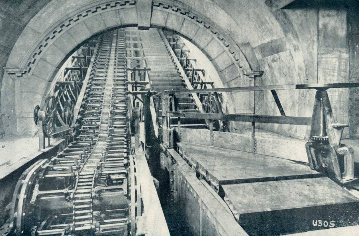 निर्माण के पाठ्यक्रम में एक एस्केलेटर, 1922। द्वारा अज्ञात