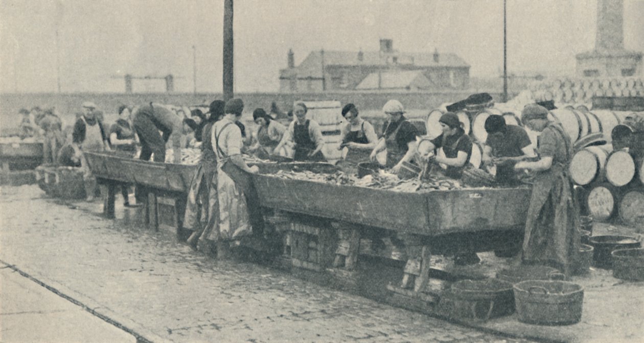 उद्योग का एक महत्वपूर्ण हिस्सा। 1937 में स्कॉटिश लड़कियां यारमाउथ में घूमने में व्यस्त थीं द्वारा अज्ञात