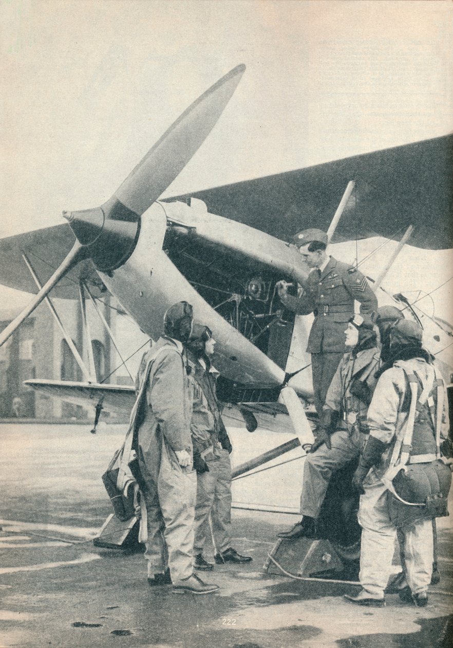 सीलैंड एयरोड्रोम, फ्लिंसशायर, c1936 c1937 में विद्यार्थियों को इंजन विवरण के बारे में बताते हुए एक प्रशिक्षक द्वारा अज्ञात