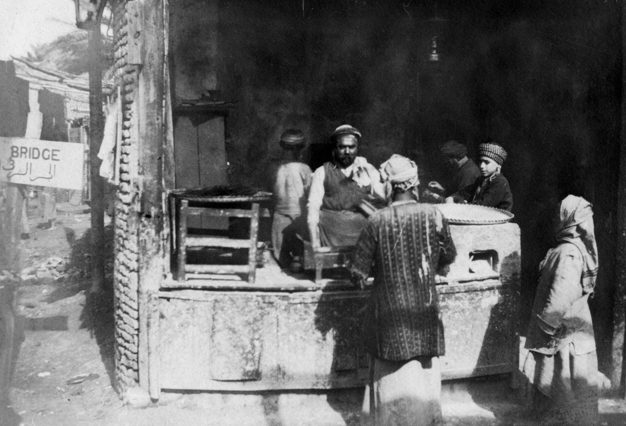 अरब कुक, अलेप्पो रोड, बगदाद, इराक, 1917-1919 द्वारा अज्ञात
