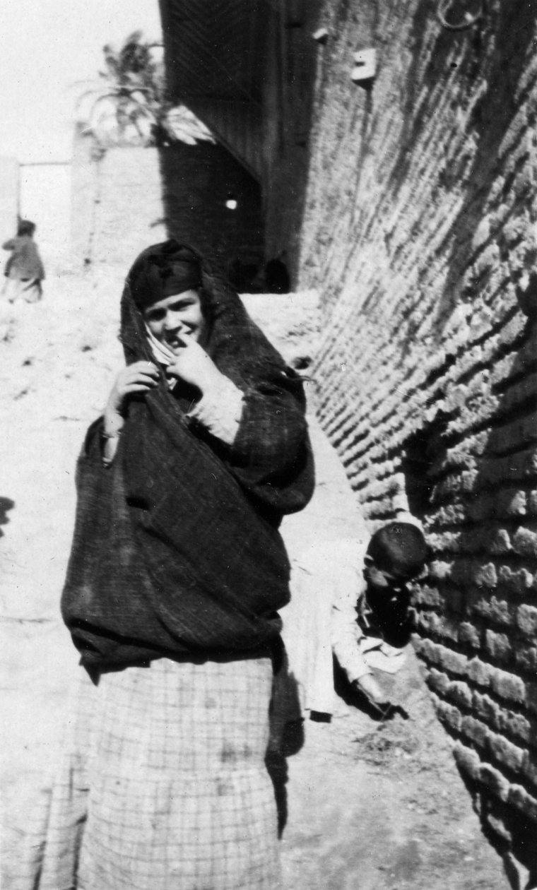 अरब महिला, इराक, 1917-1919 द्वारा अज्ञात