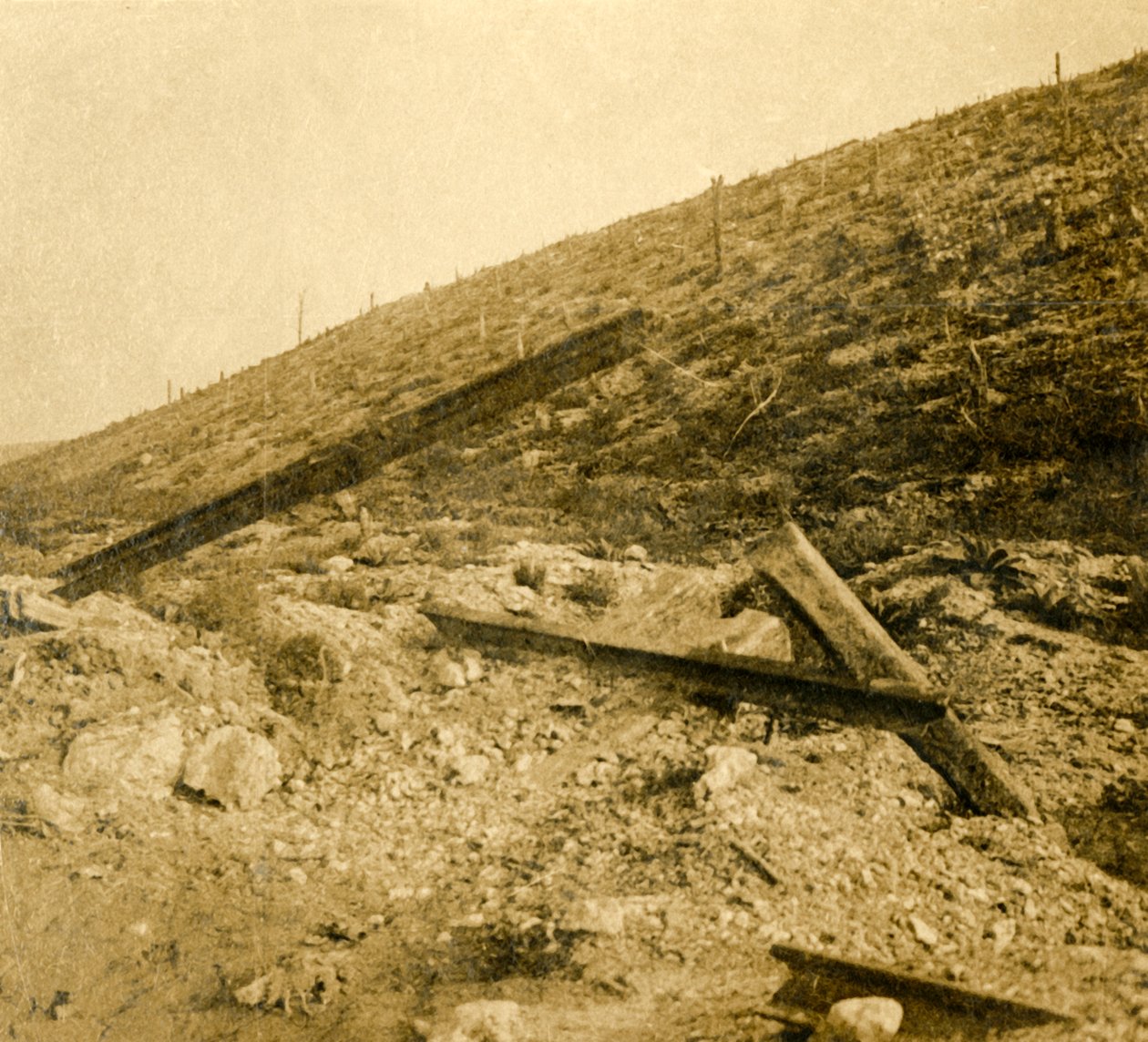 उत्तरी फ्रांस के डुआउमोंट में किले के आसपास का क्षेत्र, c1914-c1918 द्वारा अज्ञात