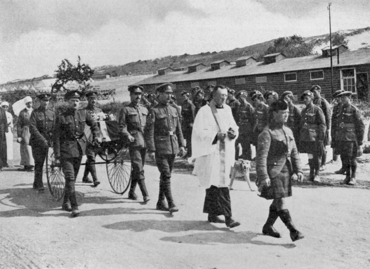 1918 ई। के पास ब्रिटिश बेस पर हवाई हमले में मारे गए नर्स के अंतिम संस्कार में भाग लेने वाली सेना द्वारा अज्ञात
