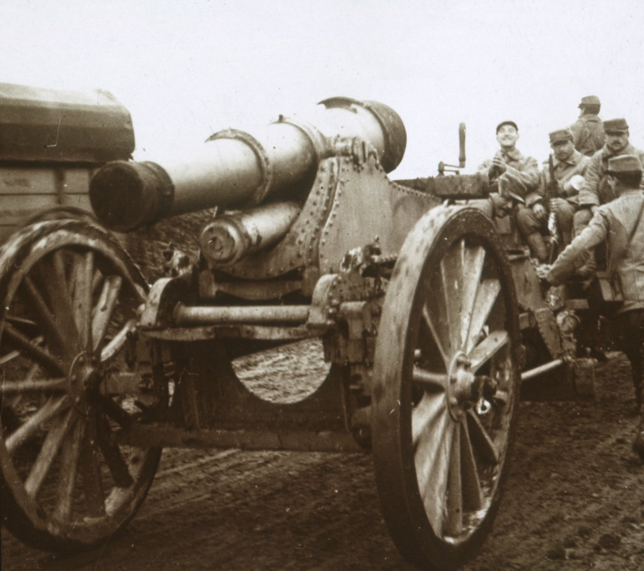 वर्दुन, उत्तरी फ्रांस में आर्टिलरी कॉलम, c1914-c1918 द्वारा अज्ञात