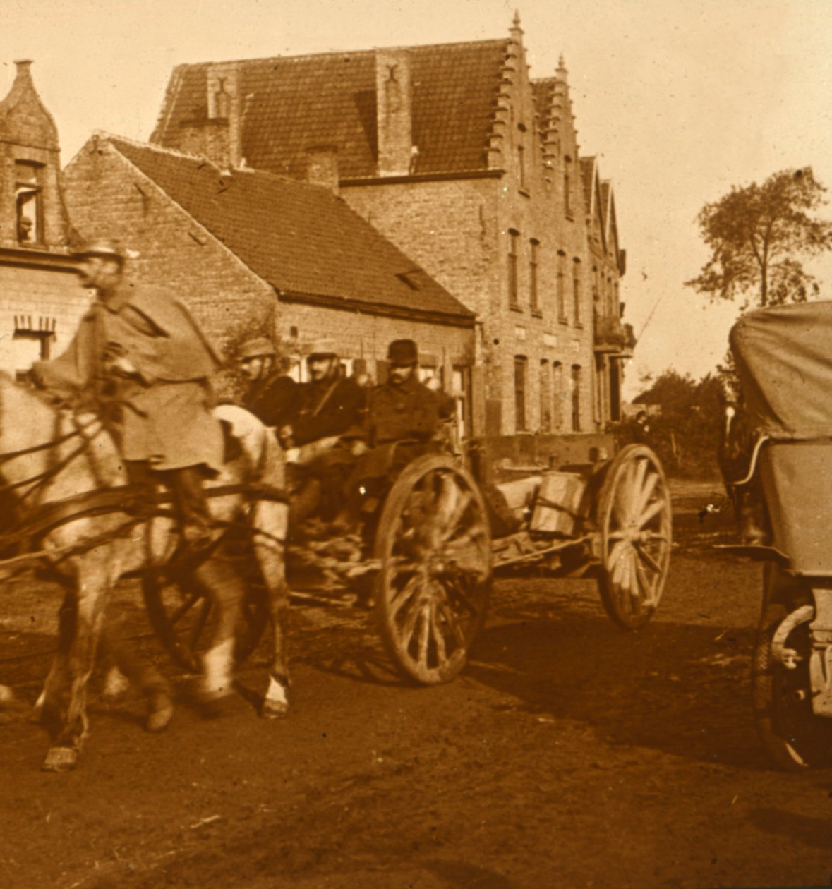 आर्टिलरी लाइन को आगे बढ़ाते हुए, c1914-c1918 द्वारा अज्ञात