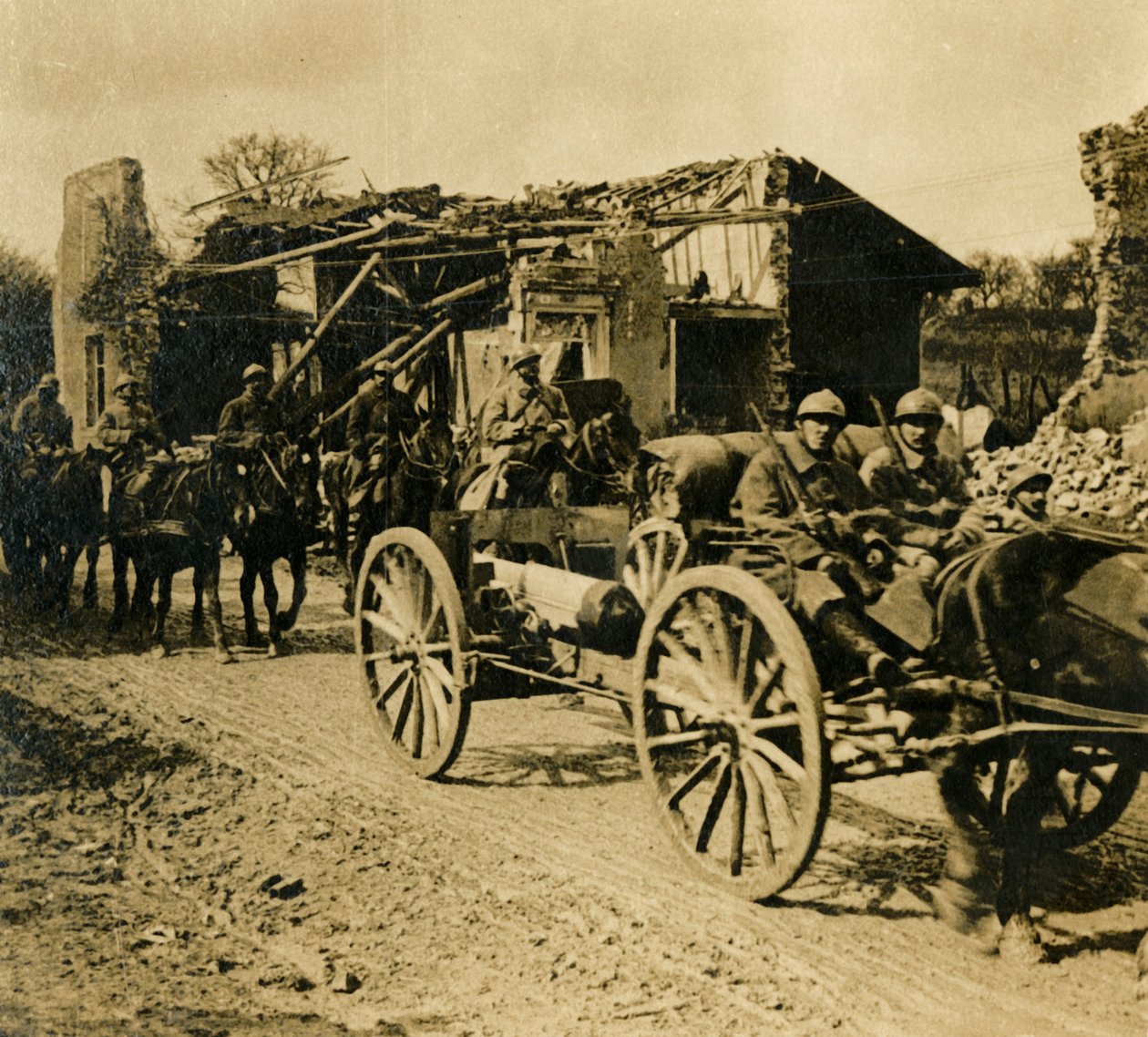 ब्यूज़ी, उत्तरी फ्रांस से गुजरते हुए तोपखाने, c1914-c1918 द्वारा अज्ञात