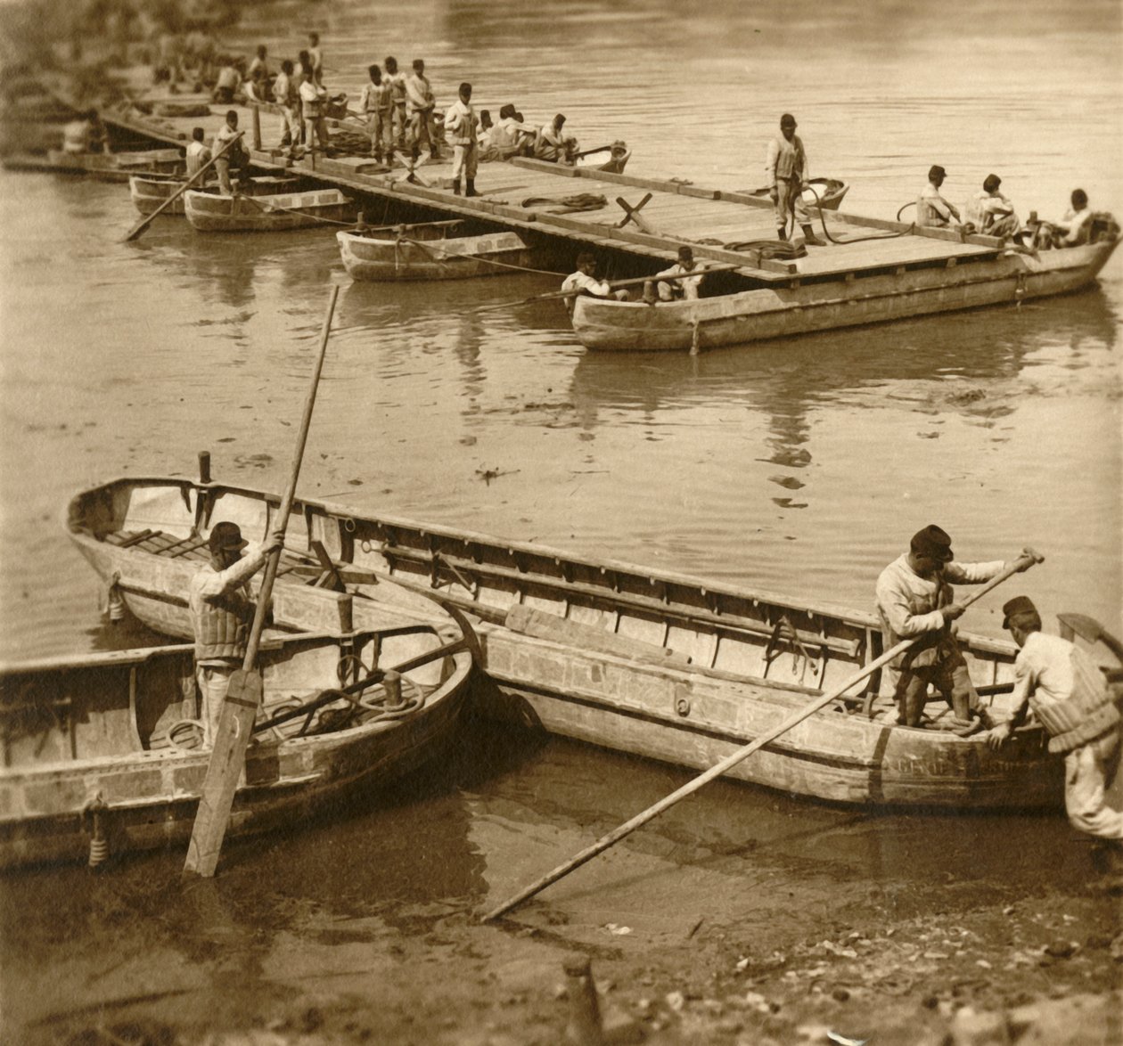 एक पोंटून पुल के रूप में, c1914-c1918 द्वारा अज्ञात