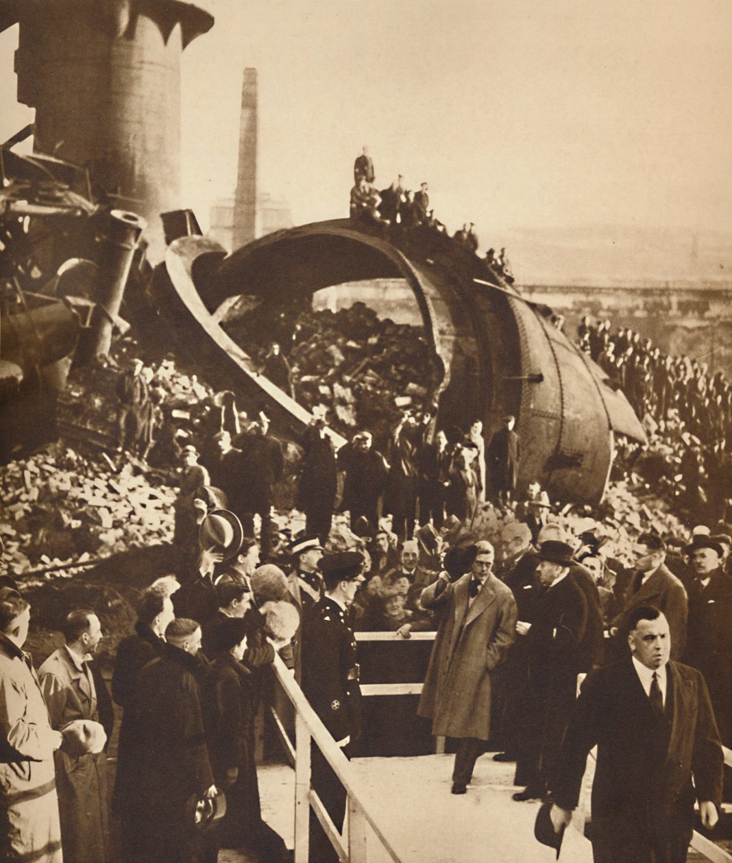 डेरेलिक्ट स्टील-वर्क्स, साउथ वेल्स, 1936 1937 में द्वारा अज्ञात