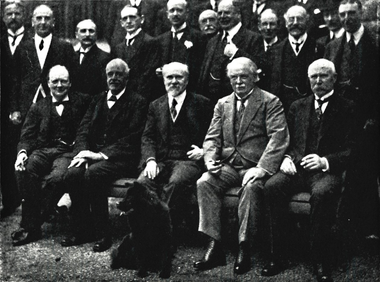 नंबर 10 पर, डाउनिंग स्ट्रीट, c1922, 1945। द्वारा अज्ञात