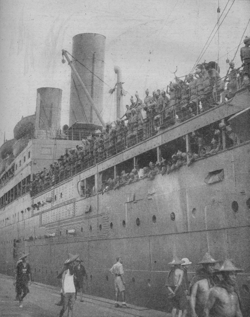 सिंगापुर में भारतीय सैनिक महान किले-बंदरगाह, 1941 की रक्षा में भाग लेने के लिए पहुँचते हैं। द्वारा अज्ञात