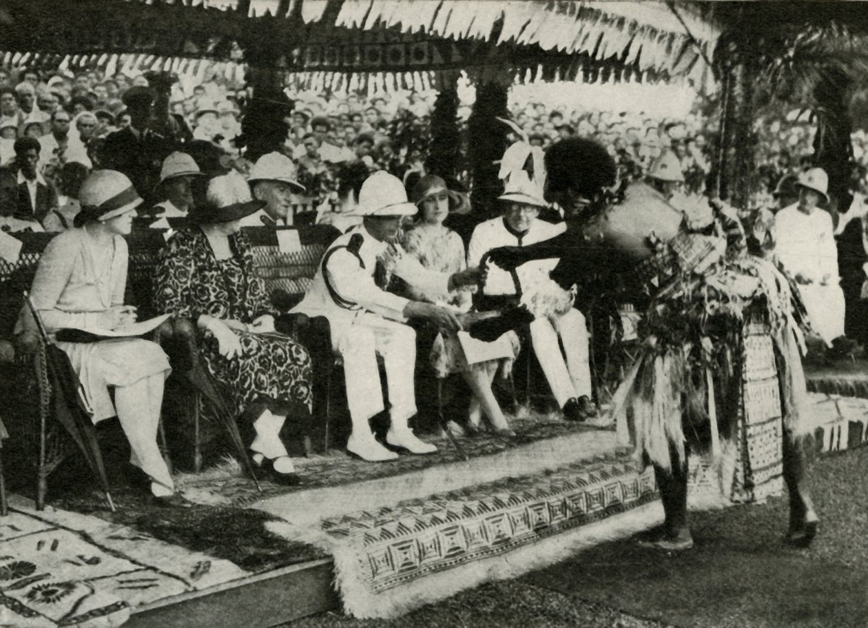 सुवा, फिजी में। स्पर्म व्हेल का एक तबुआ दांत पेश ... 1927, 1937। द्वारा अज्ञात