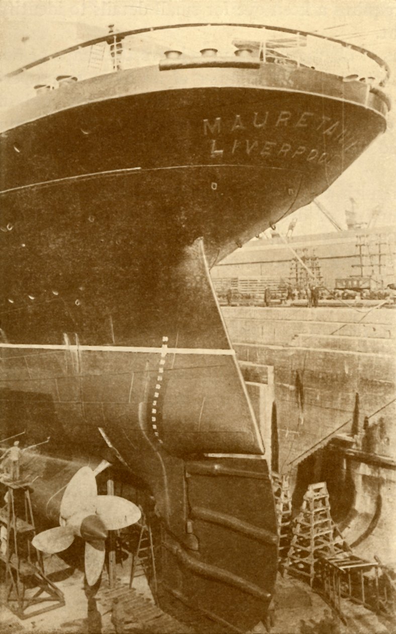 शुष्क डॉक में c1930 Mauretania के स्टर्न पर काम करते हैं। द्वारा अज्ञात
