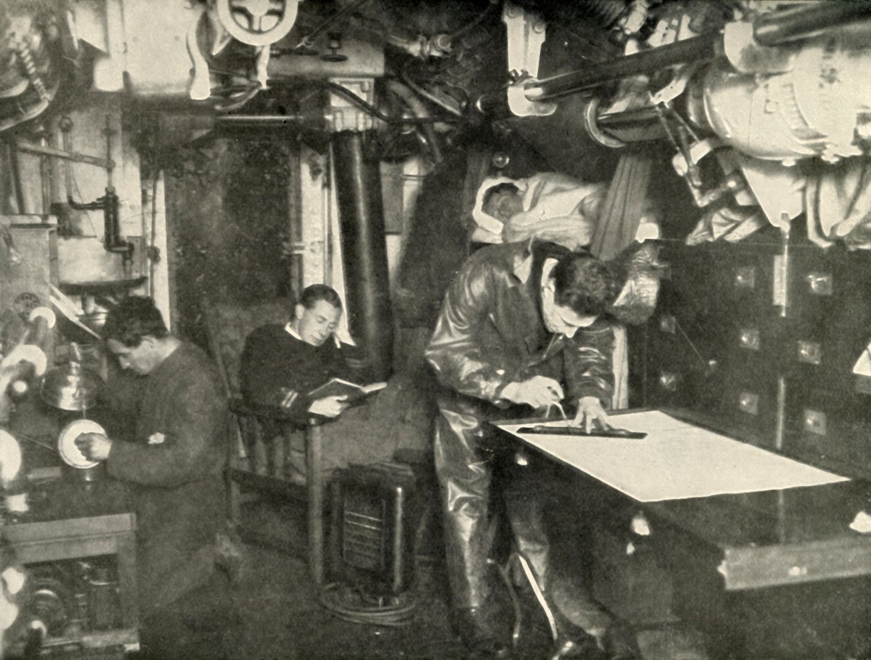 समुद्र के तल पर। 1919 में एक पनडुब्बी के वार्डरोब में। द्वारा अज्ञात
