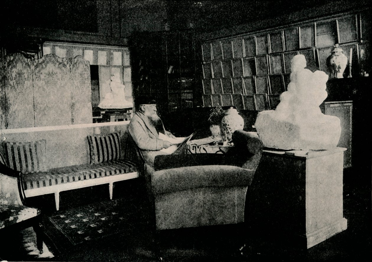 अगस्टे रॉडिन ने अपनी किताबों में 77 Rue De Varenne, c1900 द्वारा अज्ञात