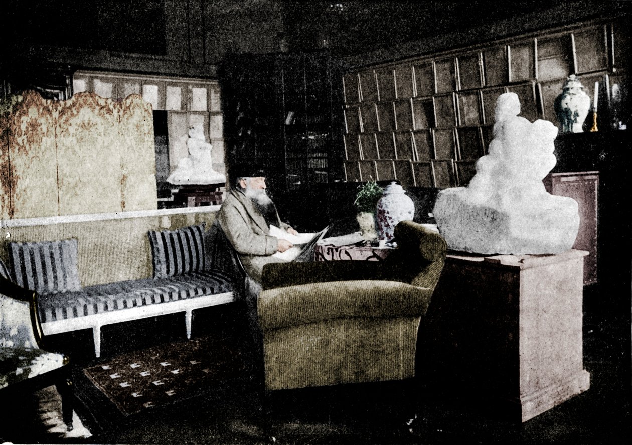 अगस्टे रॉडिन ने अपनी किताबों में 77 Rue De Varenne, c1900 द्वारा अज्ञात
