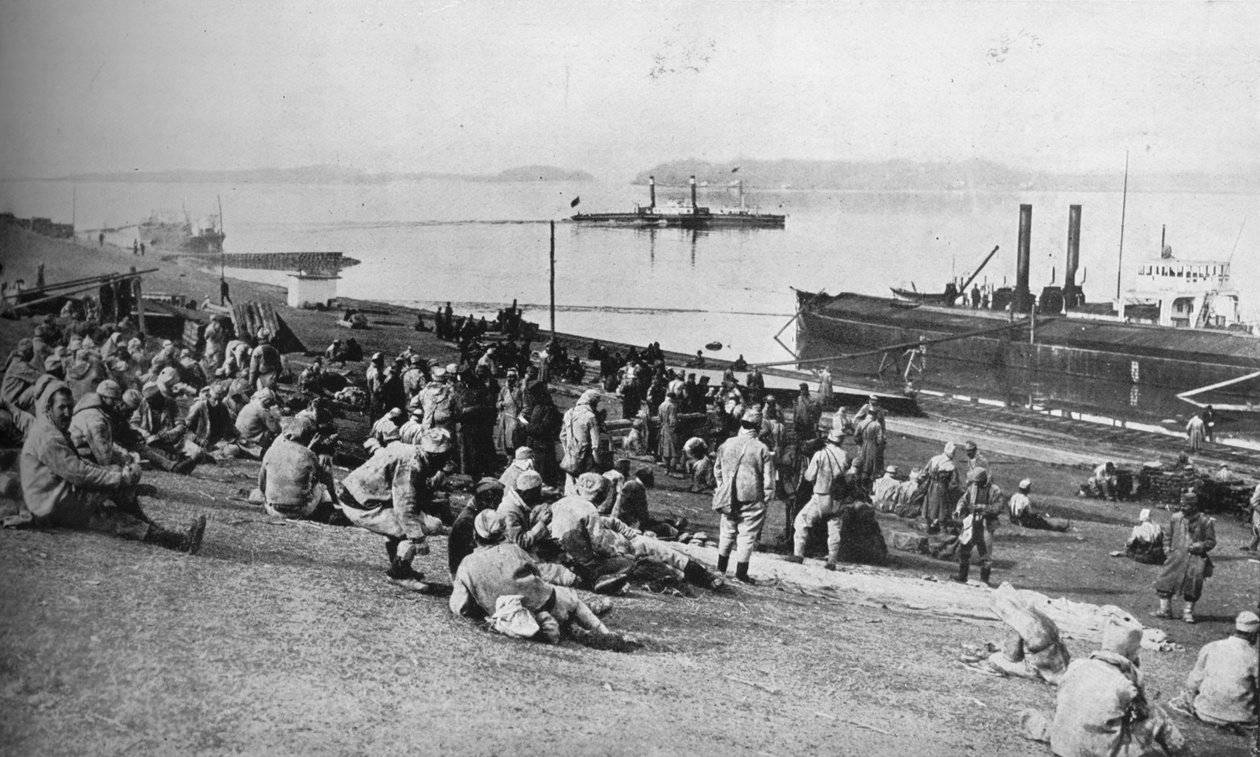 सर्बियाई कैदियों द्वारा लिया गया ऑस्ट्रियाई कैदी, डेन्यूब के तट पर 1915 में मध्याह्न के समय विश्राम करता था। द्वारा अज्ञात