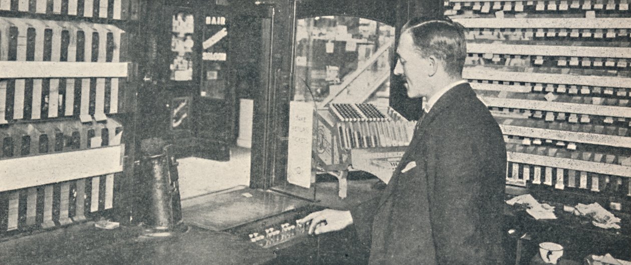 वेस्टमिंस्टर, 1926 में स्वचालित टिकट और परिवर्तन मशीनें द्वारा अज्ञात