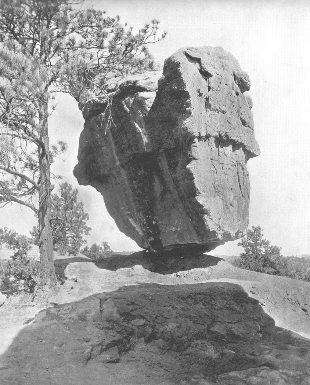 बैलेंस्ड रॉक, गार्डन ऑफ द गॉड्स, कोलोराडो, यूएसए, c1900। द्वारा अज्ञात