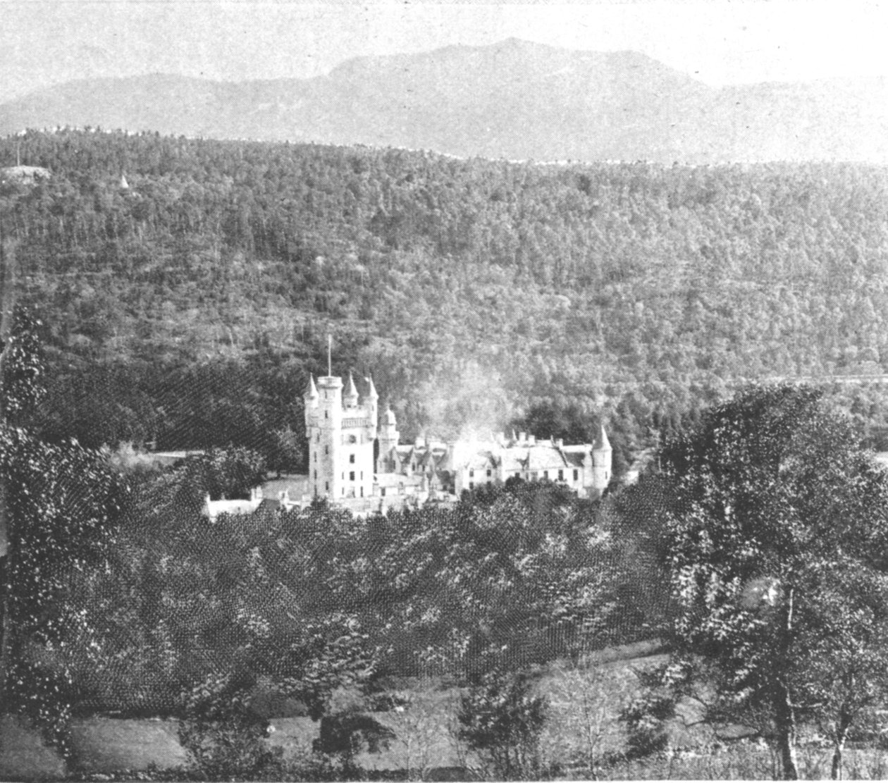 विक्टोरिया के समय बाल्मोरल कैसल, 1901। द्वारा अज्ञात