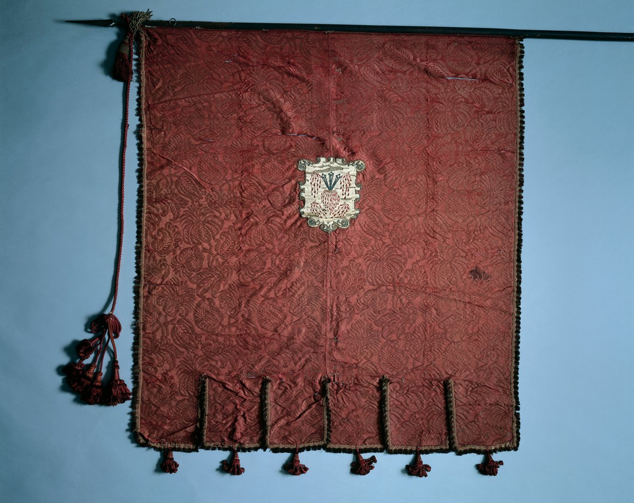 चेरिस्ट जुनून के पदक के साथ बैनर, 1700। द्वारा अज्ञात