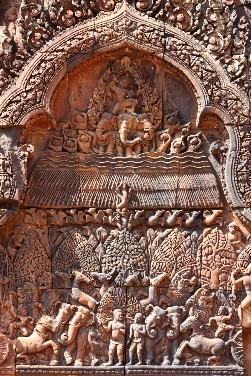 कंबोडिया के अंगकोर में बंटेय श्रेई मंदिर। बारीक नक्काशी की गई है। सिएम रीप कंबोडिया द्वारा अज्ञात