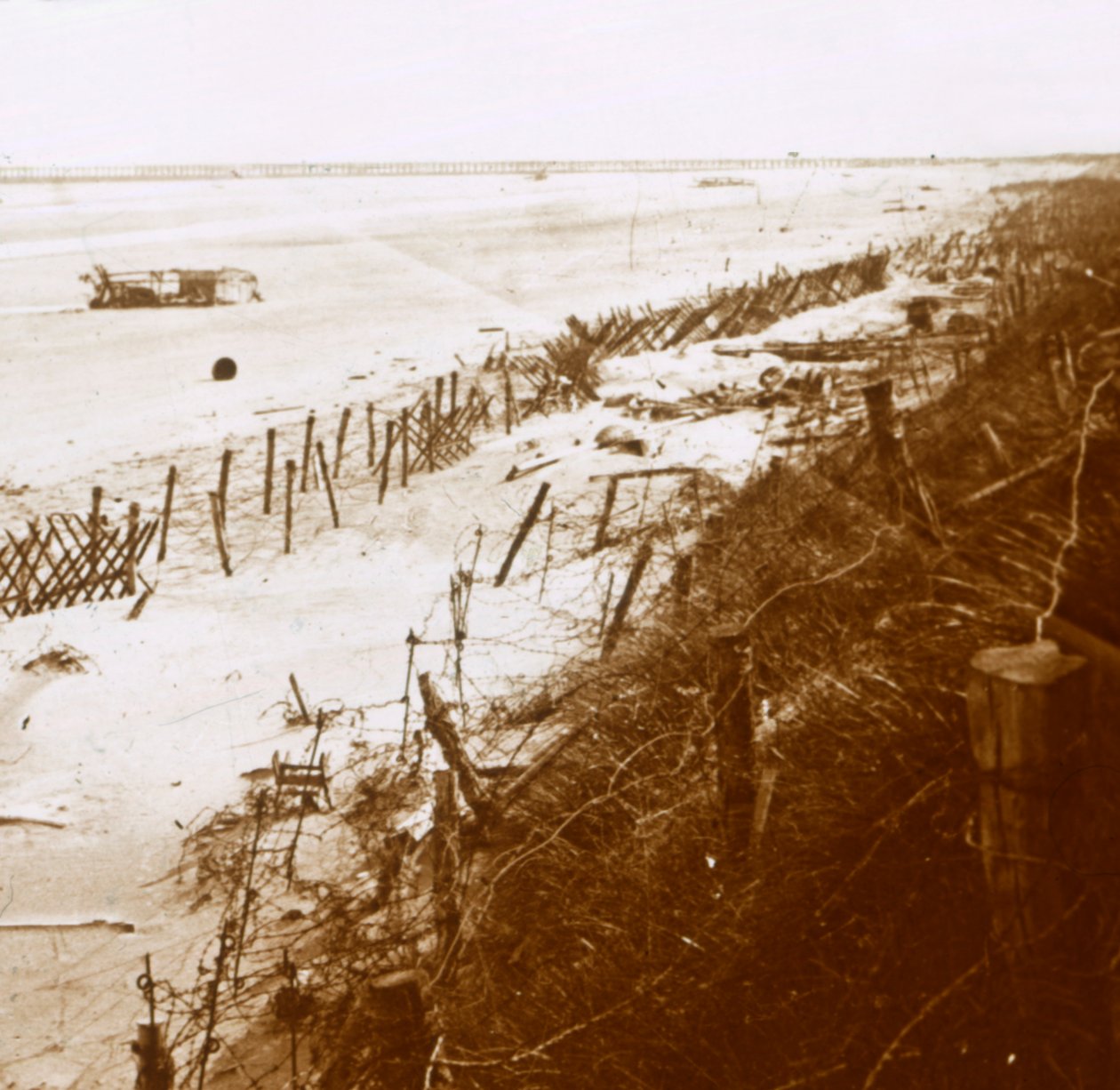 समुद्र तट पर कांटेदार तार बाधाएं, Nieuwpoort-Bad, फ़्लैंडर्स, बेल्जियम, c1914-c1918 द्वारा अज्ञात